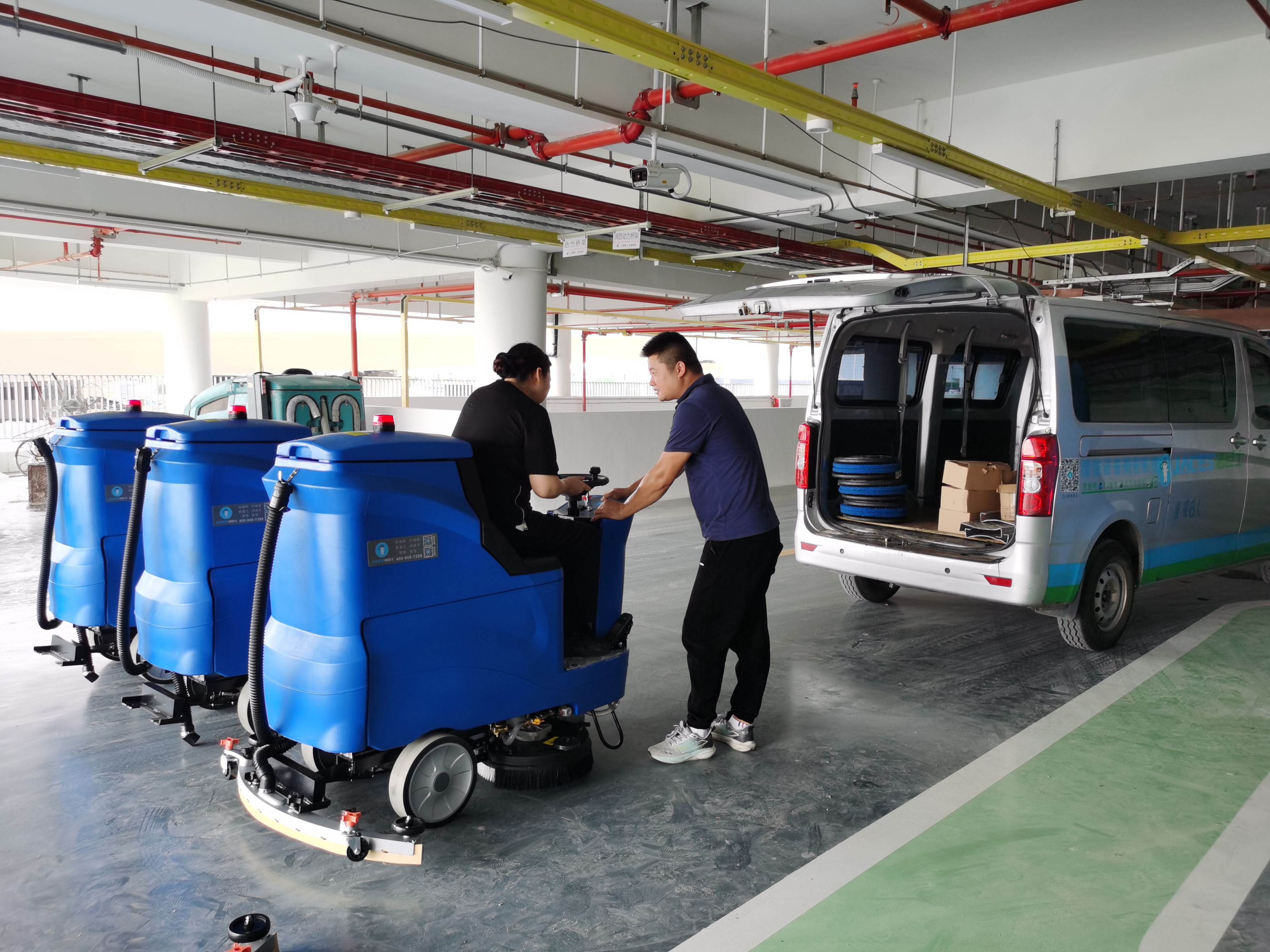 工廠倉庫高效保潔全靠潔臣士洗地機